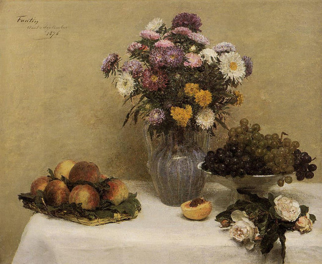 Roses blanches, chrysanth&egrave;mes dans un vase, p&egrave;ches et raisins-1867